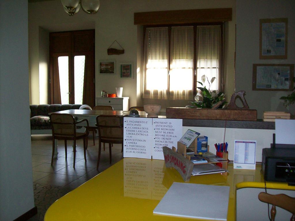 La Bottega Del Falegname Vanzaghello Luaran gambar