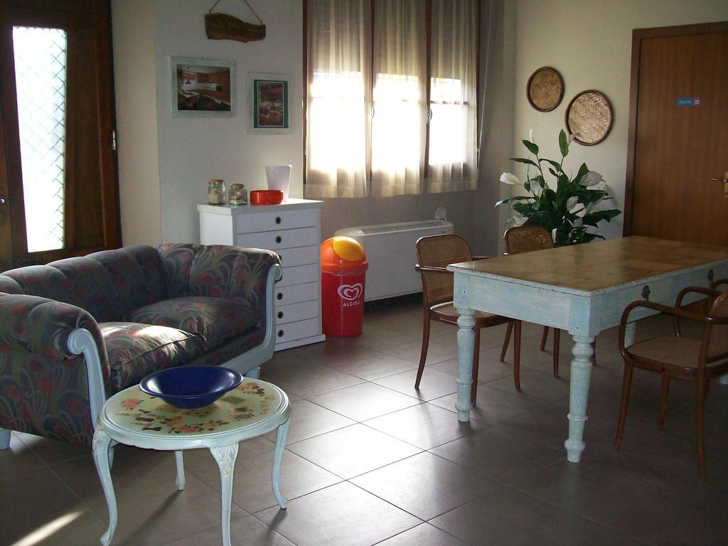 La Bottega Del Falegname Vanzaghello Luaran gambar